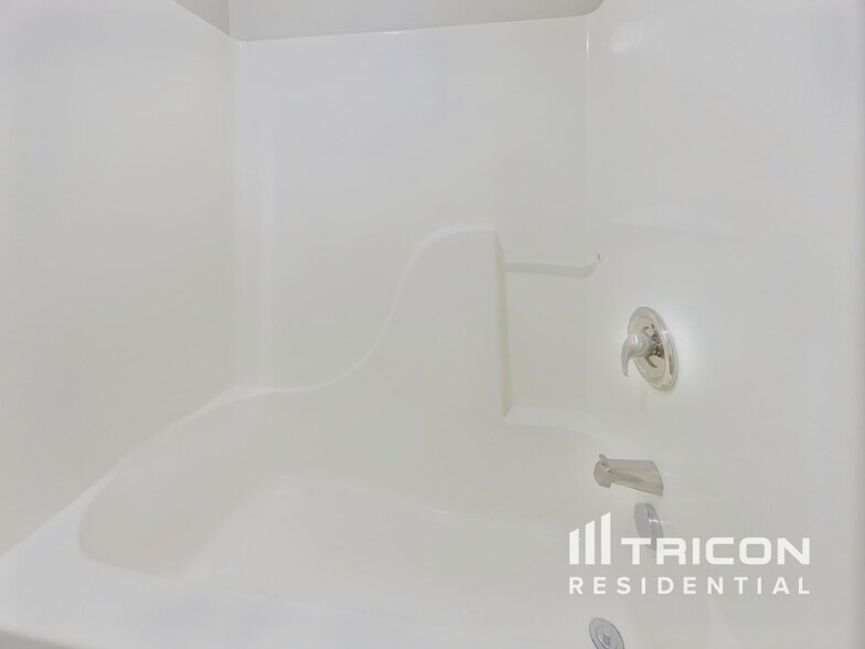 Building Photo - 124 Devonport Dr