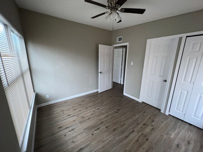 Building Photo - Large 4 bedroom 2 bathroom