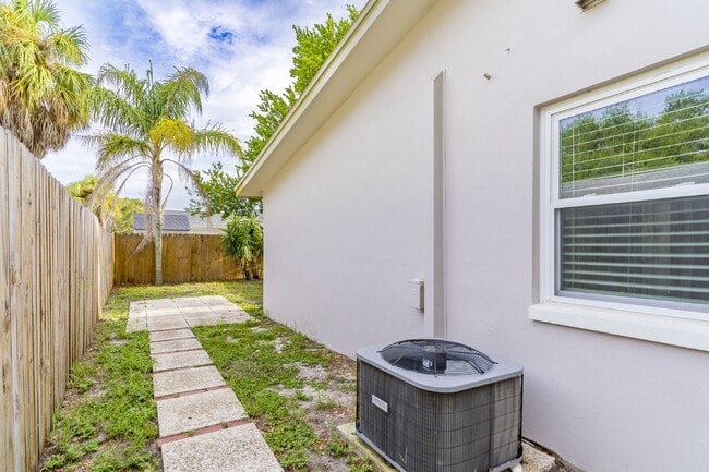 Building Photo - BEAUTIFUL UNIT JUST 5 MINUTE WALK TO DOWNTOWN