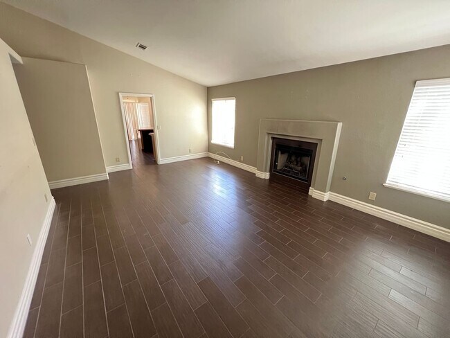 Building Photo - Peccole Ranch