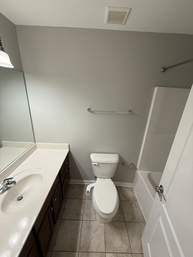 Building Photo - Charming 3-bedroom, 2-bathroom home located in the vibrant city of Lexington