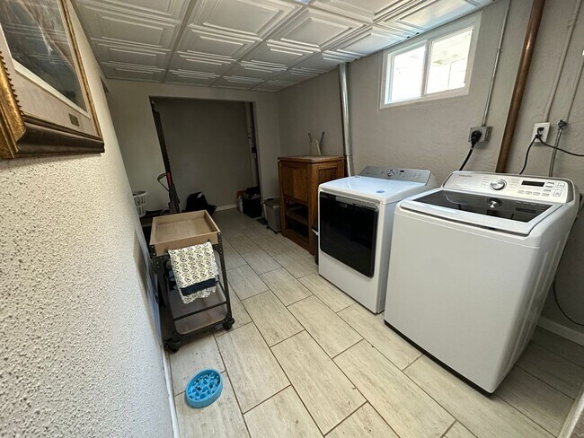 Building Photo - Cozy Rancher In The Addisons!