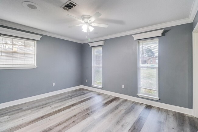 Building Photo - 15744 Parkwood Dr S