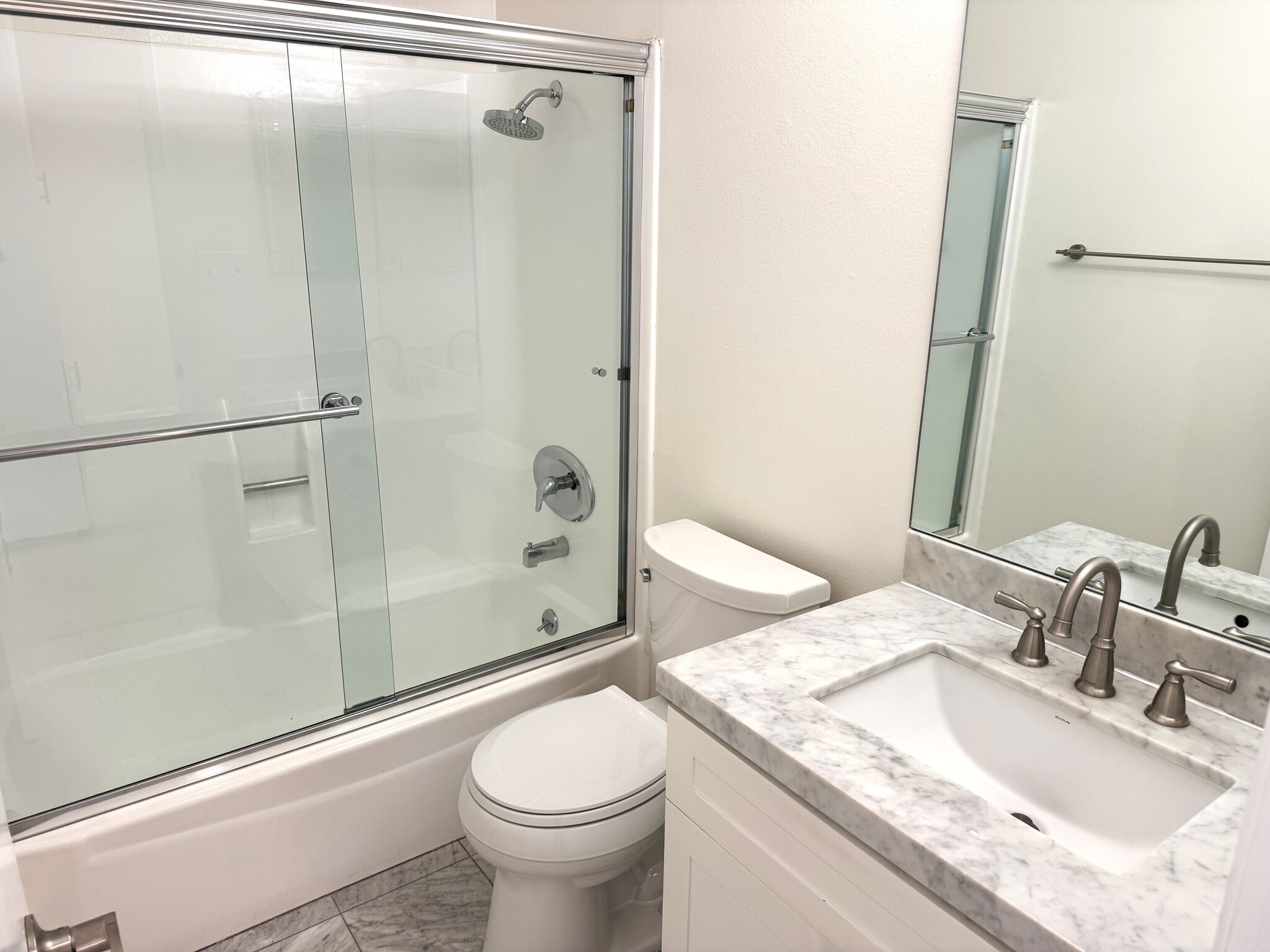 Main bath - 8163 Redlands St