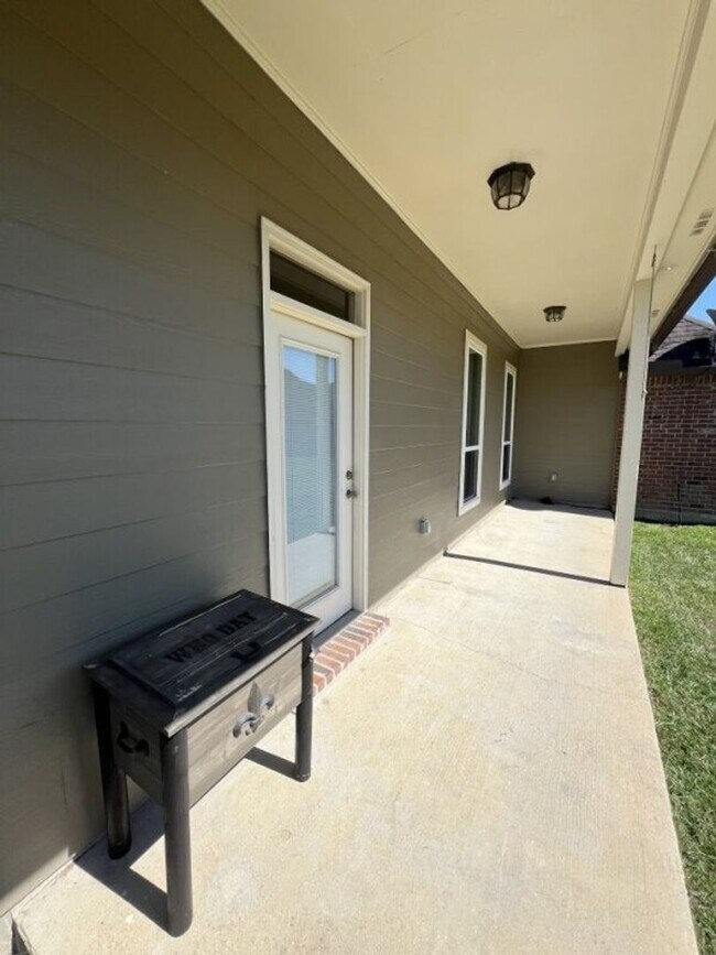 Building Photo - Must See!  Beautiful 4 bd, 3 ba home in co...