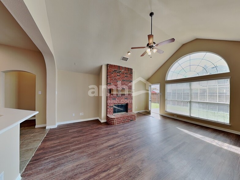 Building Photo - 1310 Golf Club Dr