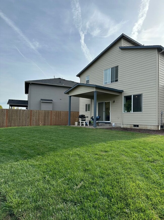 Building Photo - ** MOVE IN SPECIAL!** Must See in NE Albany!