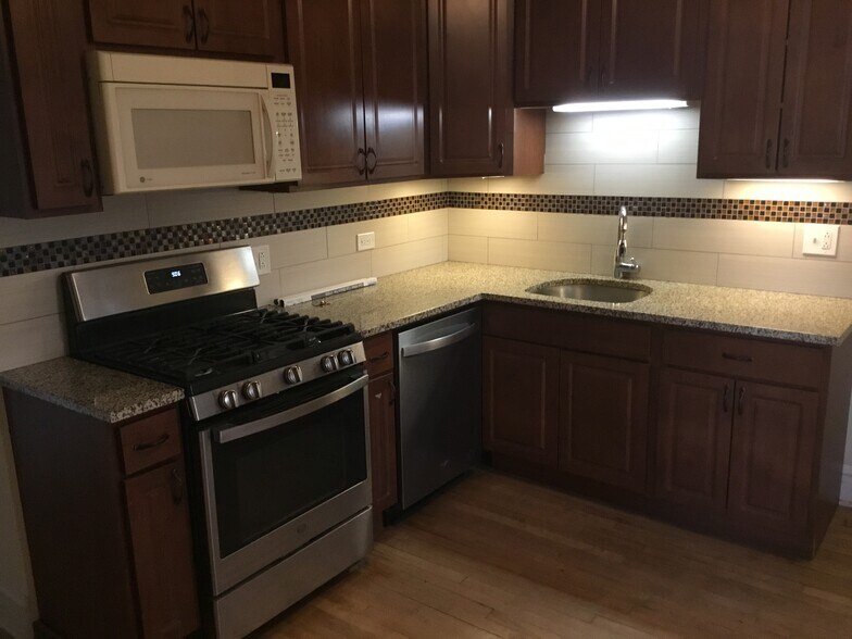 Primary Photo - 1042 N Oakley Blvd