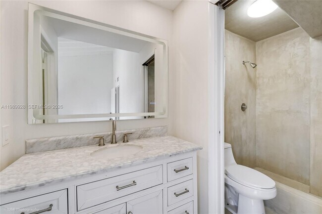 Building Photo - 9023 NE 4th Avenue Rd