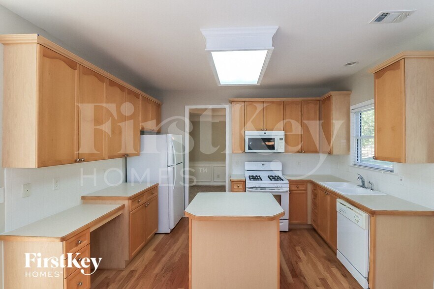 Building Photo - 2102 Shin Ct NE