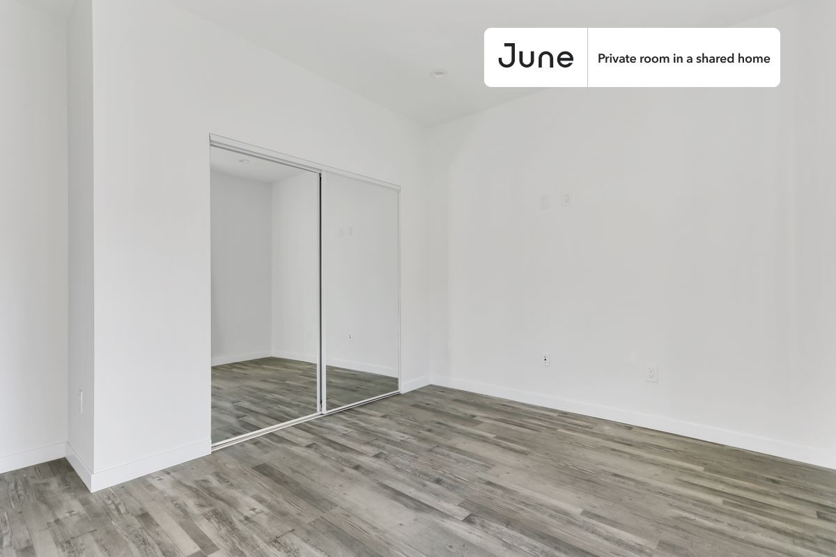 Building Photo - Private bedroom in 5 bed/7 bath Home