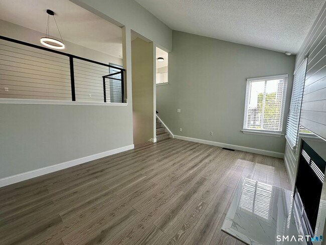 Building Photo - 629 Longfellow Dr