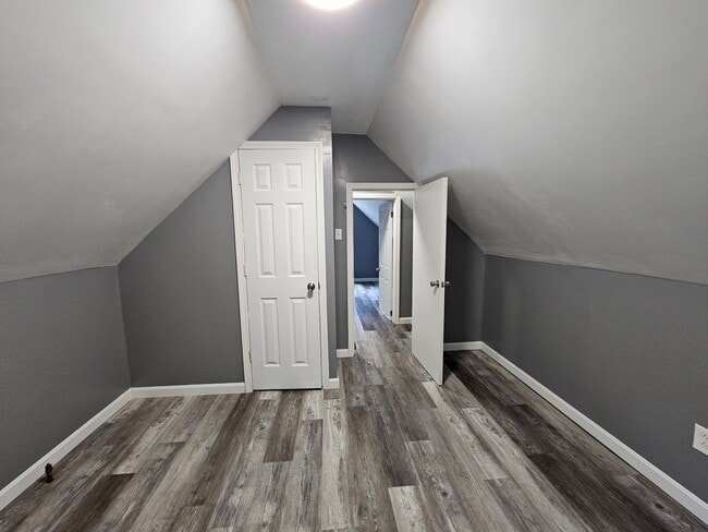 Building Photo - Spacious 5 bedroom 1.5 bathrooms for rent ...