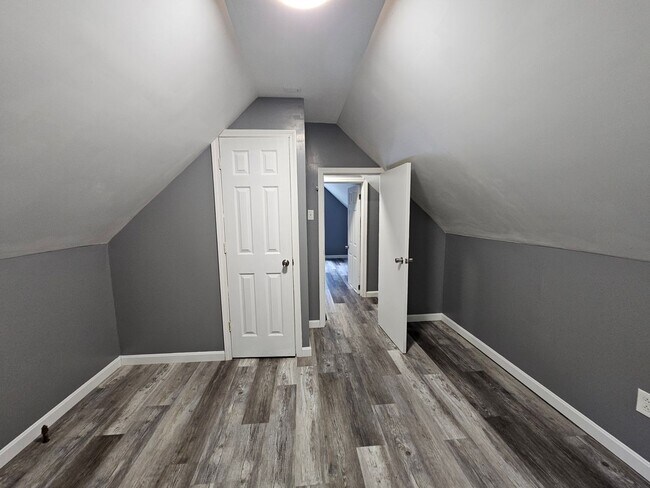 Building Photo - Spacious 5 bedroom 1.5 bathrooms for rent in Hays!