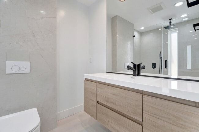 Building Photo - Modern 1BR in NoHo w/ Luxury European Finishes