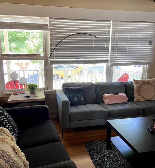 Building Photo - 6 Bed/ 5 Bath on Campanile! Large back area!