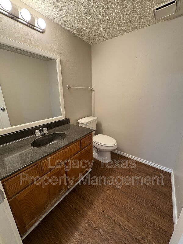 Building Photo - 1610 Sun Valley Dr