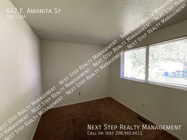 Building Photo - 647 E Amanita St