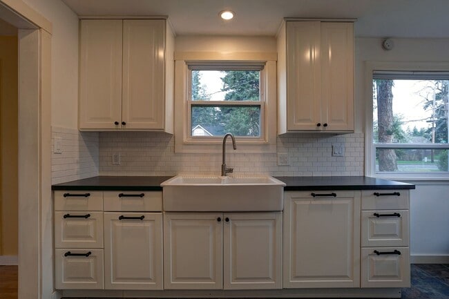 Building Photo - 2 Bed, 2 Bath Home in Historic Birchwood Neighborhood