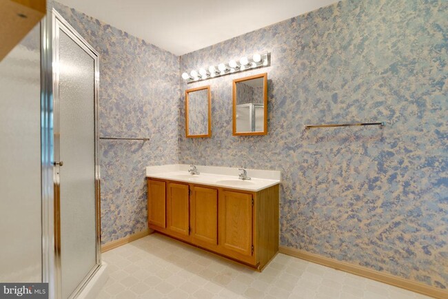 Building Photo - 7608 Southern Oak Dr