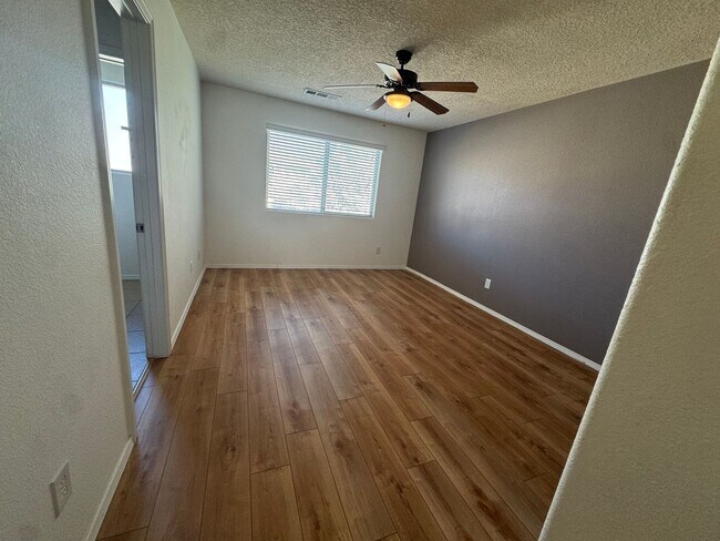 Building Photo - Presidio 3 Bed!