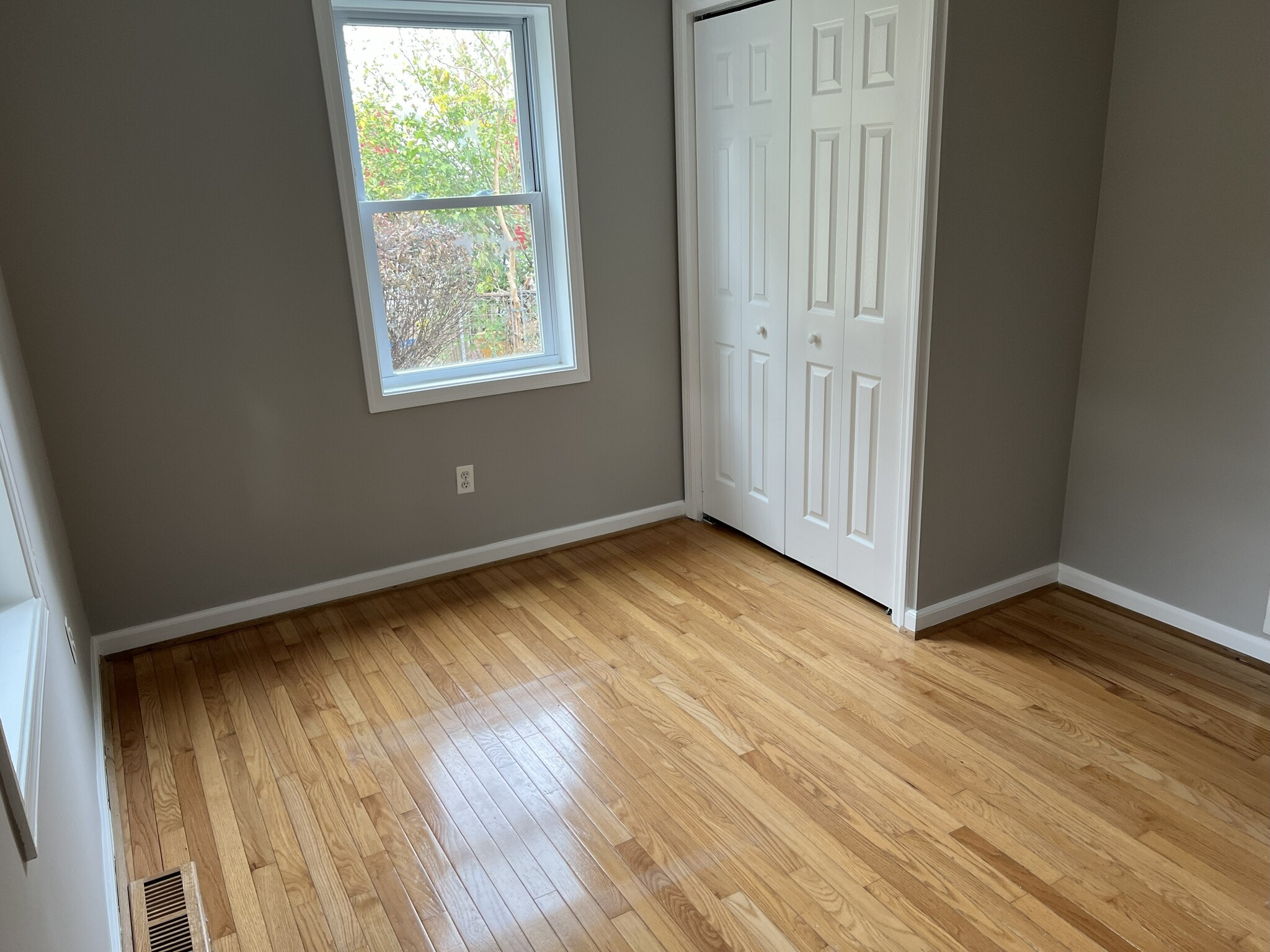 Smaller bedroom - 45 Oswego Ave