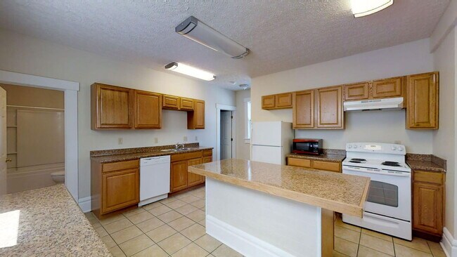 Building Photo - 225 E 11th Ave