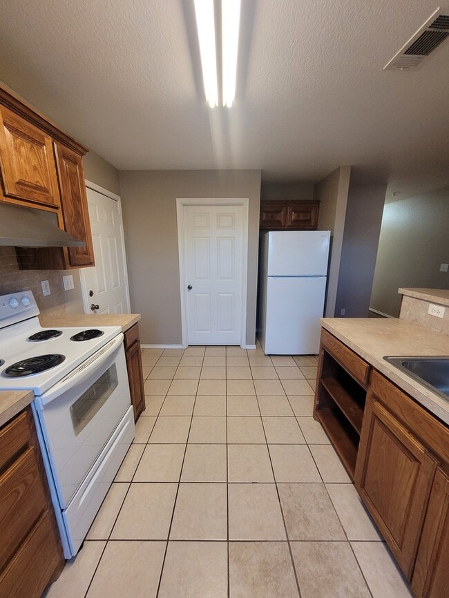 Building Photo - 3 bed 2 bath home with carport, move in re...