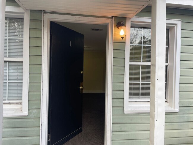 Building Photo - 2 Bed, 1 Bath Apartment