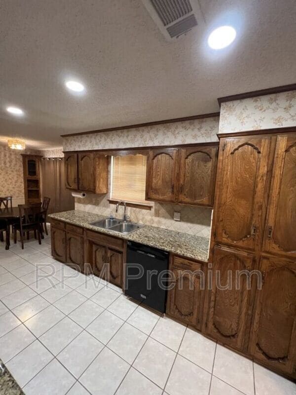 Building Photo - 13936 Cayuga Dr