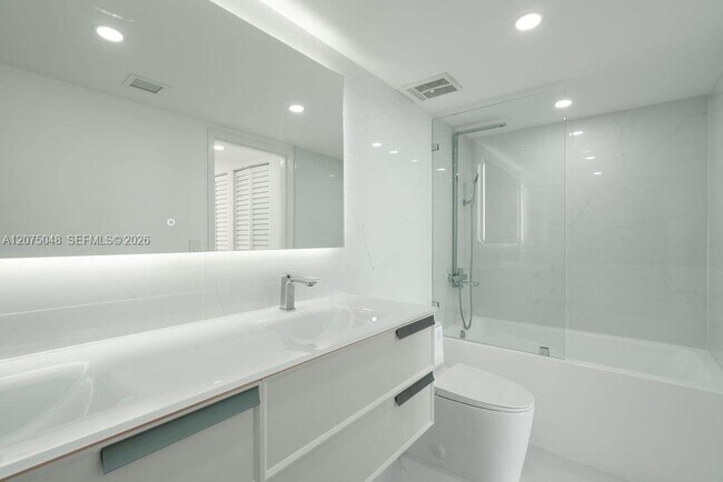 Building Photo - 7601 E Treasure Dr