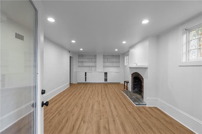 Building Photo - 833 Martina Dr NE