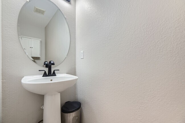 Building Photo - Luxury Living Awaits in this Grant Ranch H...