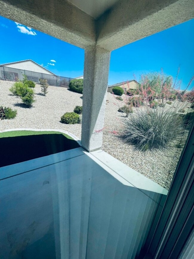 Building Photo - Charming 3 Bedroom in 55+ Solera, Laminate...
