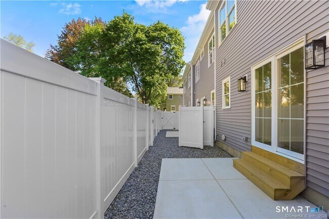 Building Photo - 348 Halley Ave