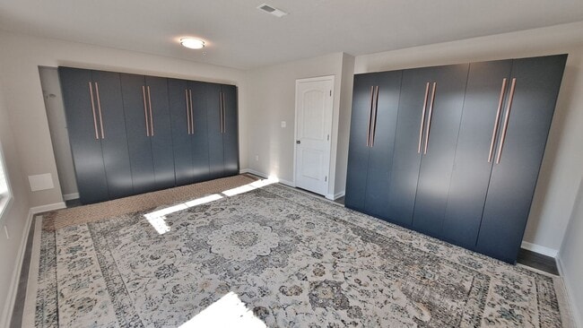 Building Photo - 4 Bed / 2-1/2 Bath Single Family Townhome w/1-Car Garage