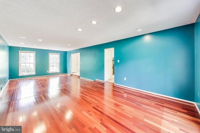 Building Photo - 1718 Crestview Dr