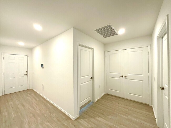 Building Photo - 615 Bean Bnd