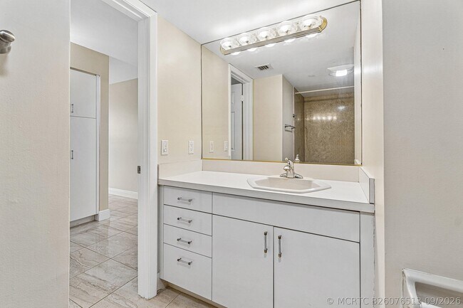 Building Photo - 6562 Boca Del Mar Dr