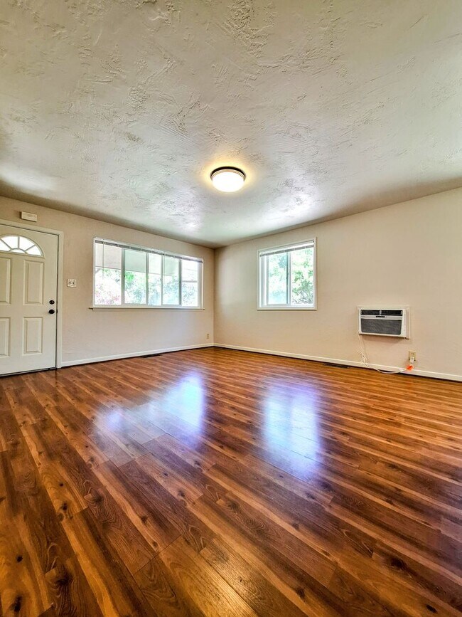 Building Photo - Country Style 3bd Home With Detached Garage