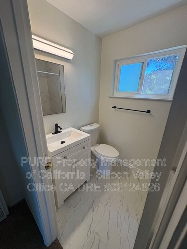 Building Photo - 998 College Dr