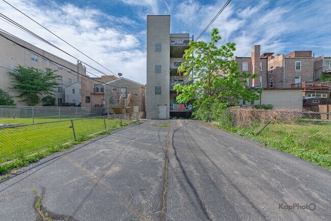 Building Photo - 2226 W Monroe St
