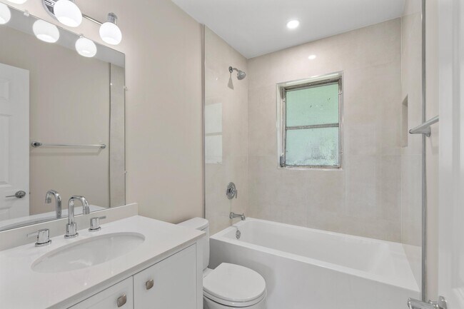 Building Photo - 301 SE 12th Ave