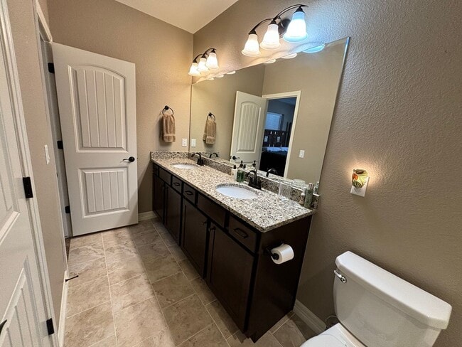 Building Photo - Stunning 5 Bedroom 3 Bathroom Home in Johnstown with Finished Basement!