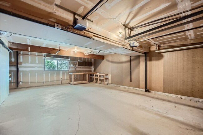 Building Photo - Amazing 4Bed/2.5Bath Home with Fully Fenced Backyard in Bellevue!