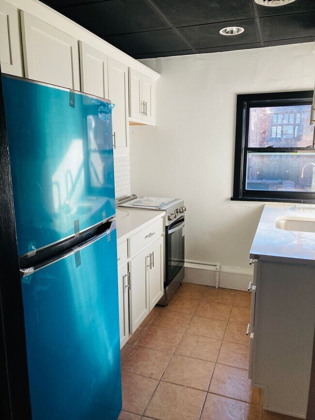 Building Photo - 922 Western Ave