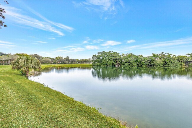 Building Photo - 2067 Ainslie Dr
