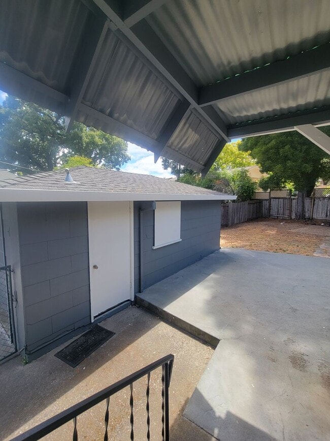 Building Photo - Charming and full of character, this vinta...