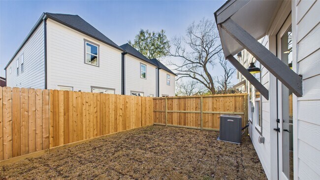 Building Photo - 5027 Golden Forest Dr