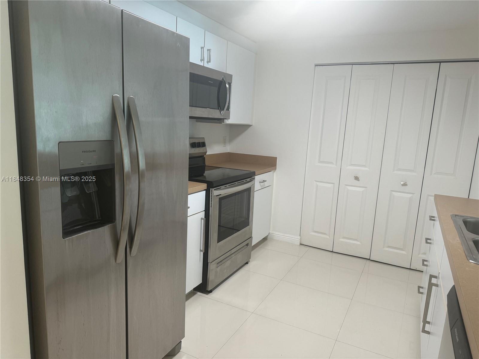 Building Photo - 1155 Brickell Bay Dr
